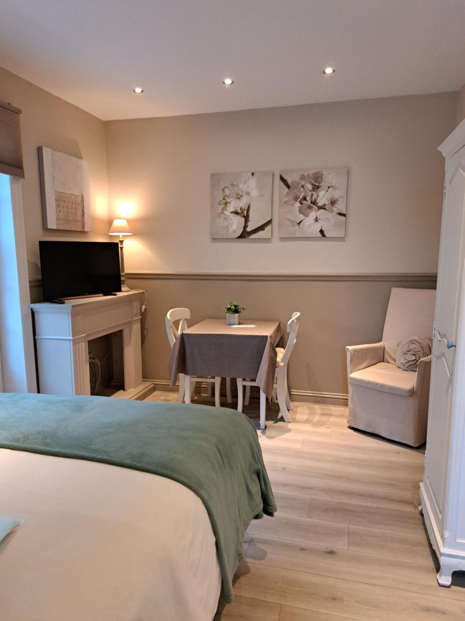 Casa-Cosi, Tourist & Business Suites & Flats With Reserved Parking And Private Terraces In Shared Garden With Seasonal Pool Included, Private Sauna Available Lokeren Dış mekan fotoğraf